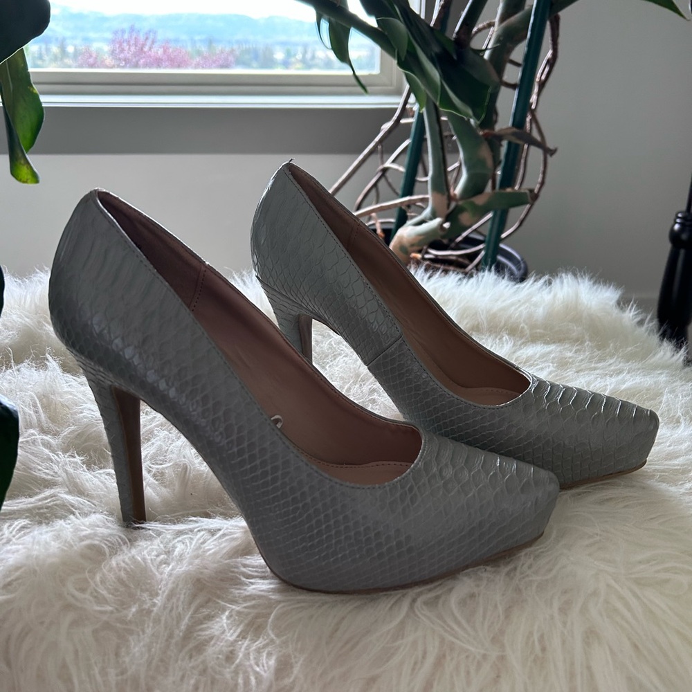 Textured Gray Pumps size 9 BCBGENERATION